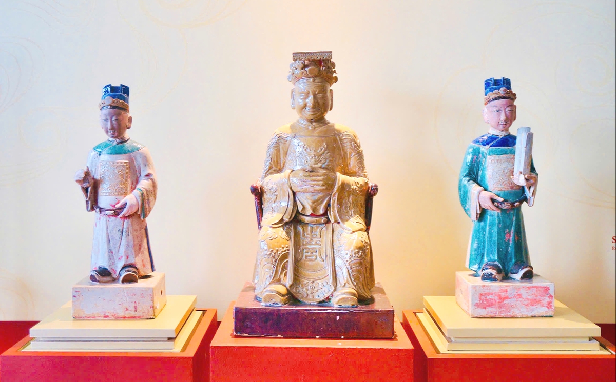 Bộ tượng gốm men nhiều màu Tam quan Đại đế có niên đại cuối thế kỷ XIX - đầu thế kỷ XX