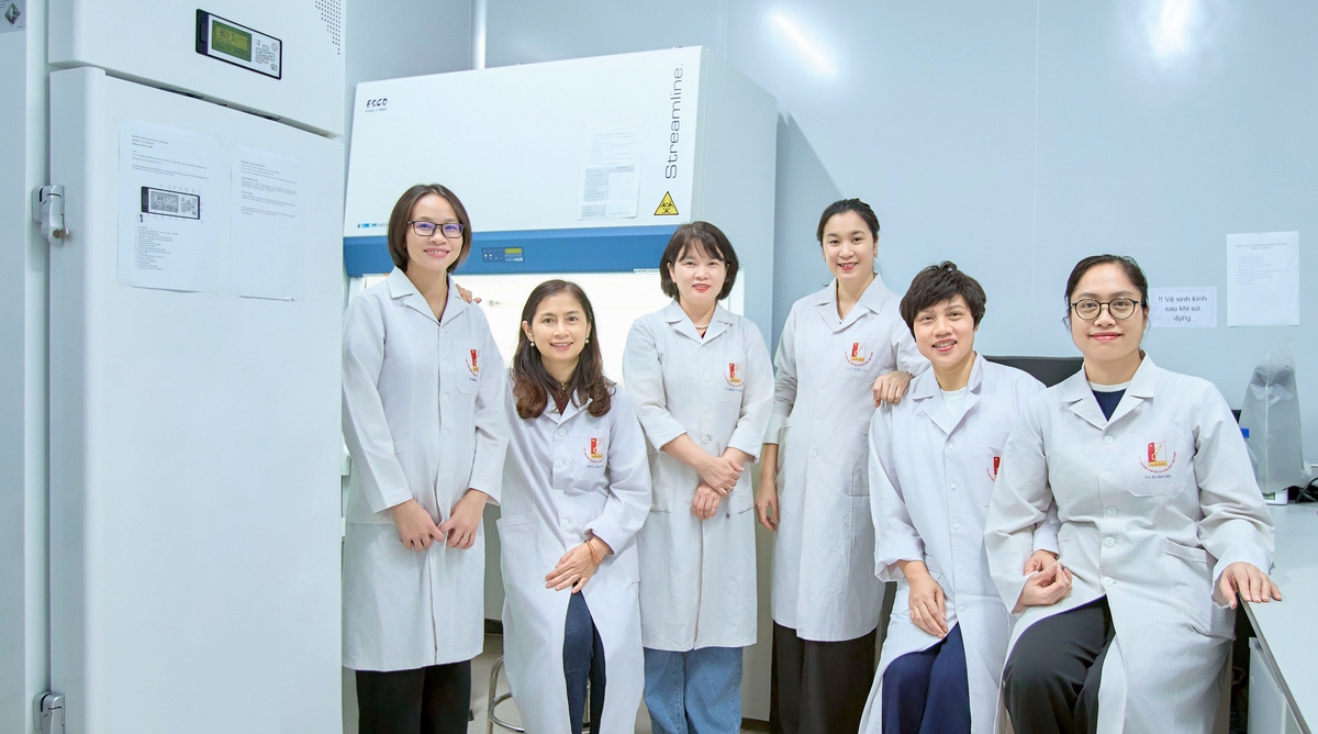 Các cán bộ tại phòng thí nghiệm Vi sinh vật Thực phẩm, Trường Hóa và Khoa học  sự sống, Đại học Bách Khoa Hà Nội. Từ trái sang phải: TS. Nguyễn Hải Vân; PGS.TS. Lương Hồng Nga; ThS. Nguyễn Thị Hoài Đức; PGS.TS. Vũ Thu Trang; TS. Đỗ Thị Yến; ThS. Bùi Uyển Diễm