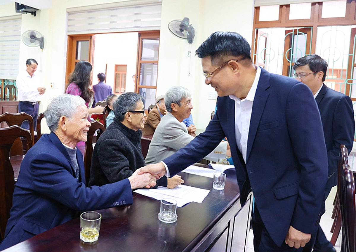 Đồng chí Nguyễn Huy Tiến, Ủy viên Trung ương Đảng, Viện trưởng VKSND tối cao và các cử tri tại Hội nghị