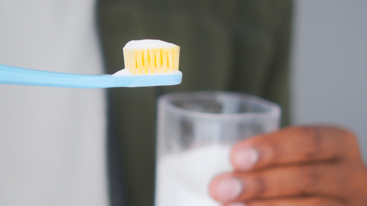 Đánh răng ngay sau khi ăn có thể làm hỏng men răng- Ảnh 1.