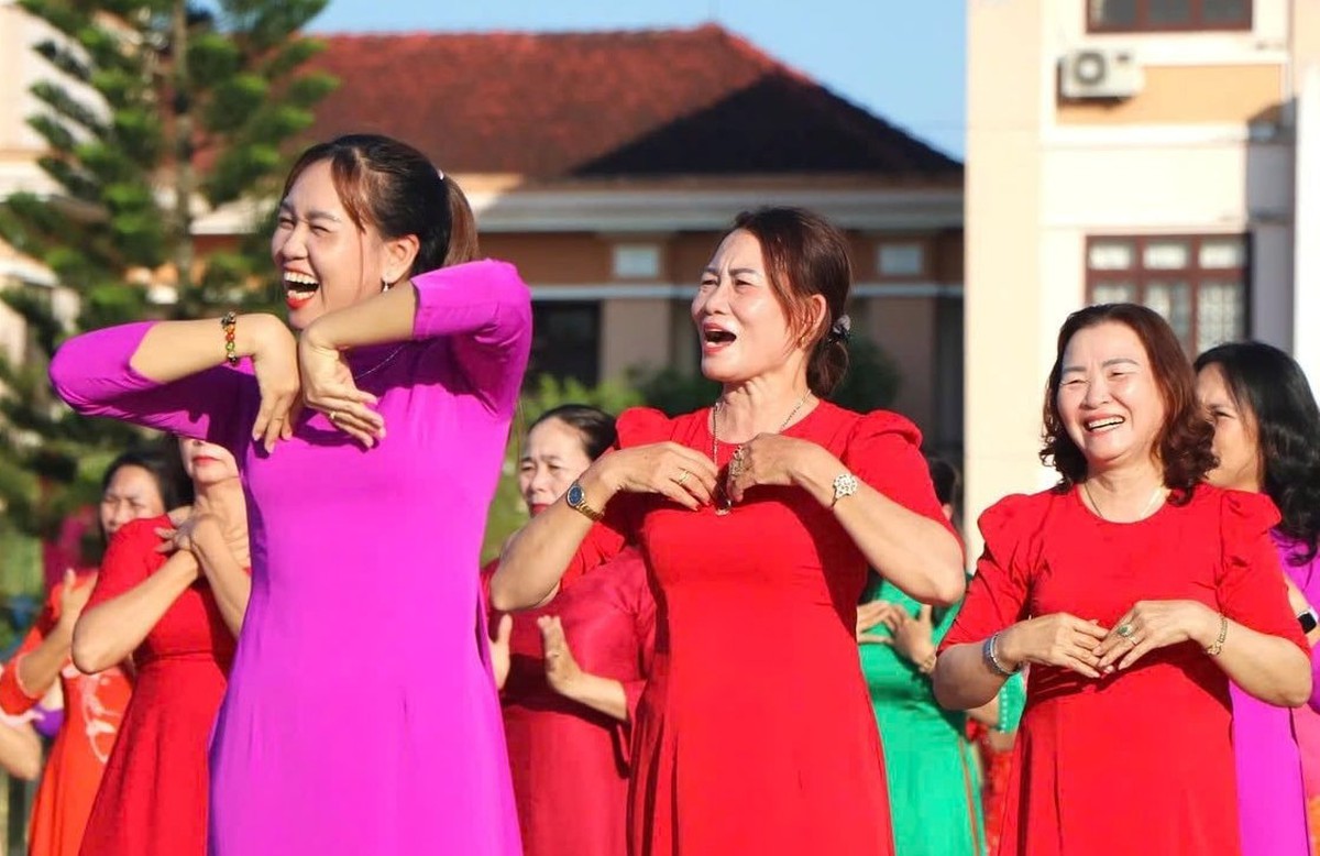 Rộn ràng điệu dân vũ “Ta đi bầu cử” trước ngày hội non sông- Ảnh 1.