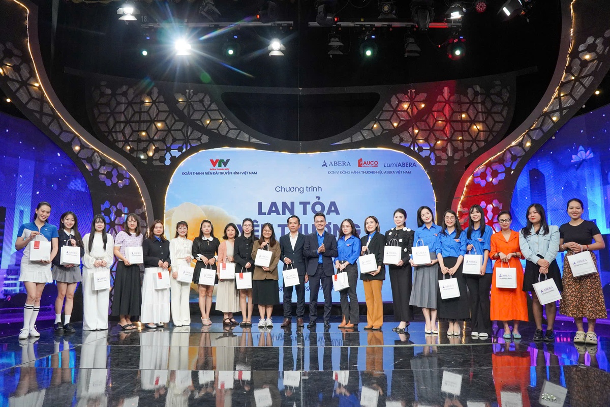 Tặng hơn 200 phần quà trong chương trình "Lan tỏa yêu thương" - Ảnh 2.