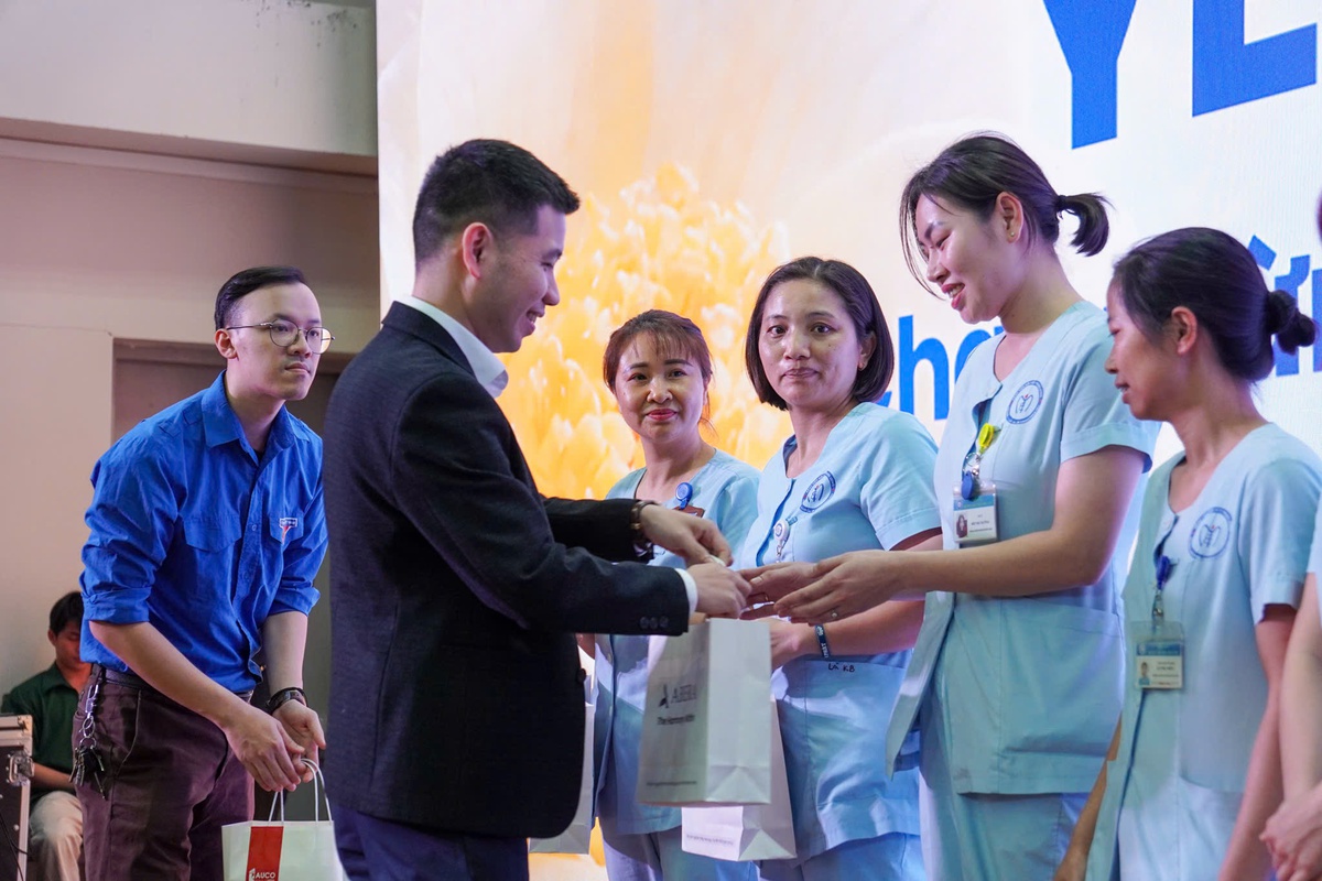 Tặng hơn 200 phần quà trong chương trình "Lan tỏa yêu thương" - Ảnh 1.