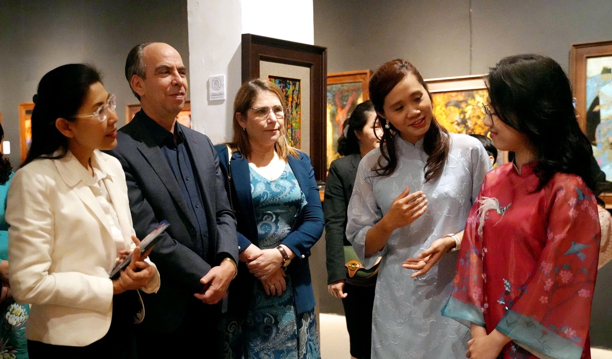 Triển lãm sơn mài "Chạm vào thinh không" của nữ họa sĩ khiếm thính- Ảnh 2.