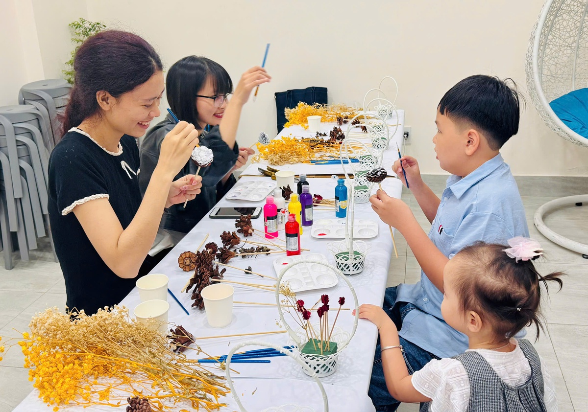 Chương trình workshop thu hút các bé ở mọi độ tuổi. Ảnh: Hồ Lam