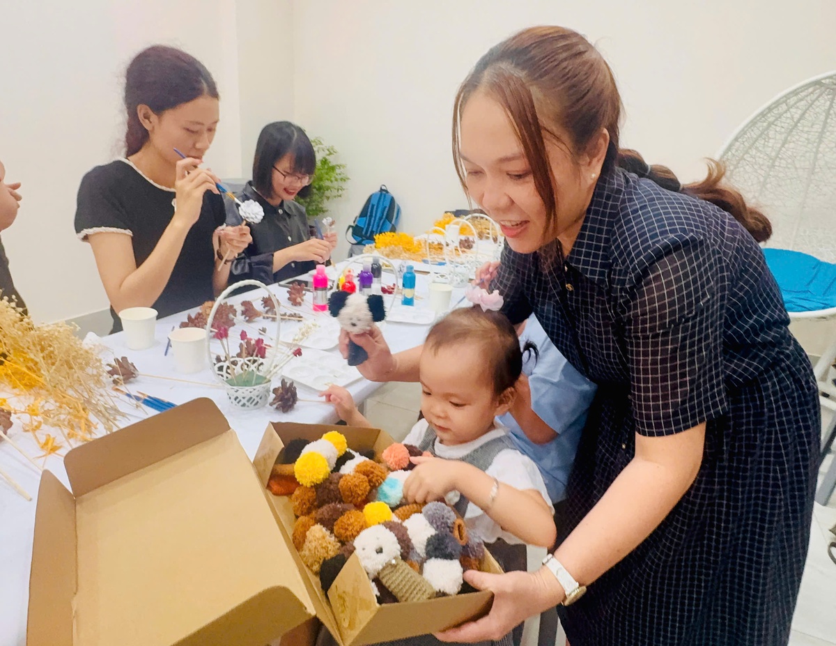 Chị Vũ Thường vui vẻ cùng con tham gia chương trình. Ảnh: Hồ Lam