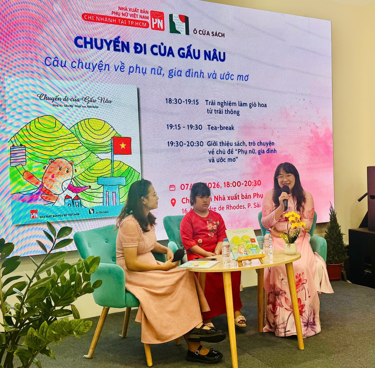 Chị Thanh Tâm cùng con gái Nhã Uyên cùng giao lưu với độc giả. Ảnh: Hồ Lam