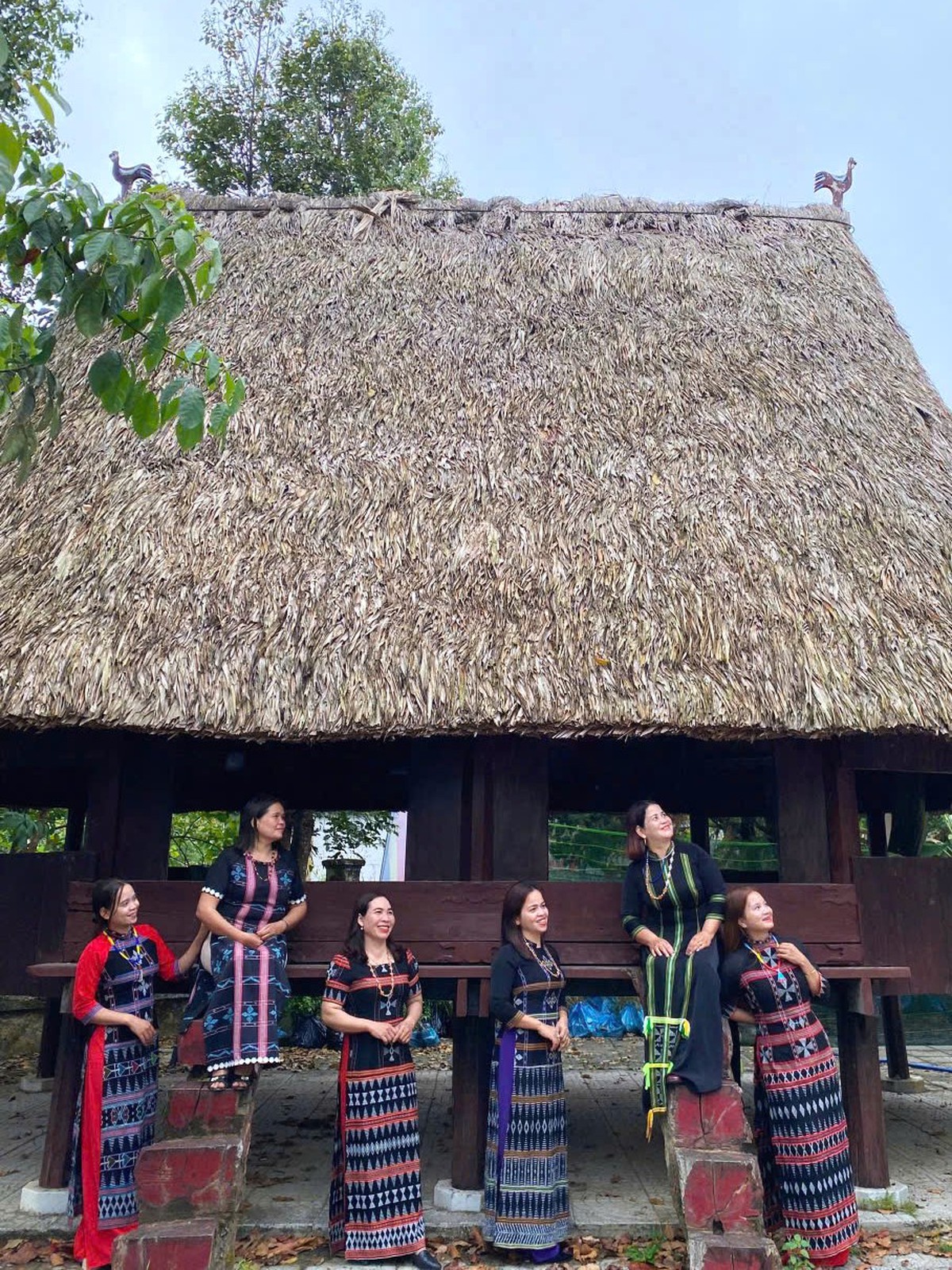 Đà Nẵng: Rực rỡ sắc màu thổ cẩm trong Tuần lễ Áo dài- Ảnh 5.