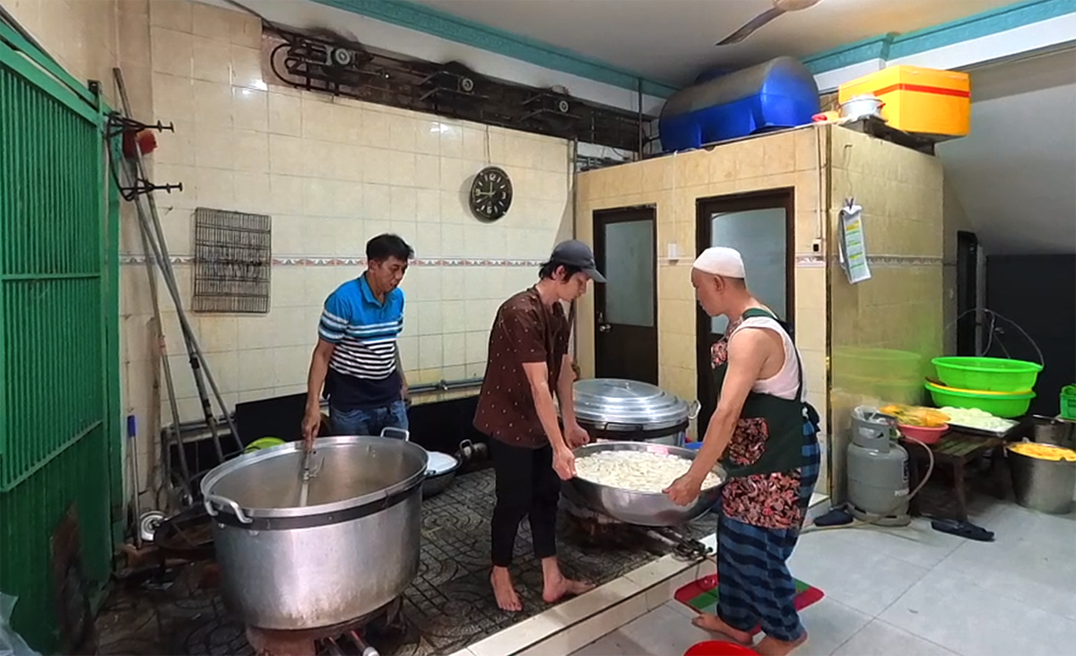 Lễ Ramadan ở TPHCM: Đàn ông vào bếp phục vụ bữa xả chay- Ảnh 4.