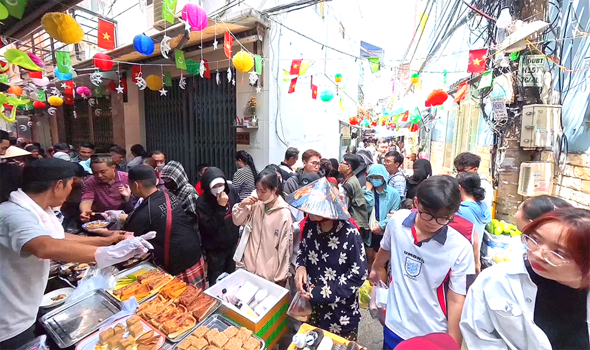 Lễ Ramadan ở TPHCM: Đàn ông vào bếp phục vụ bữa xả chay- Ảnh 3.