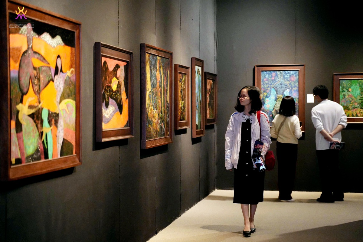 Triển lãm sơn mài "Chạm vào thinh không" của nữ họa sĩ khiếm thính- Ảnh 1.