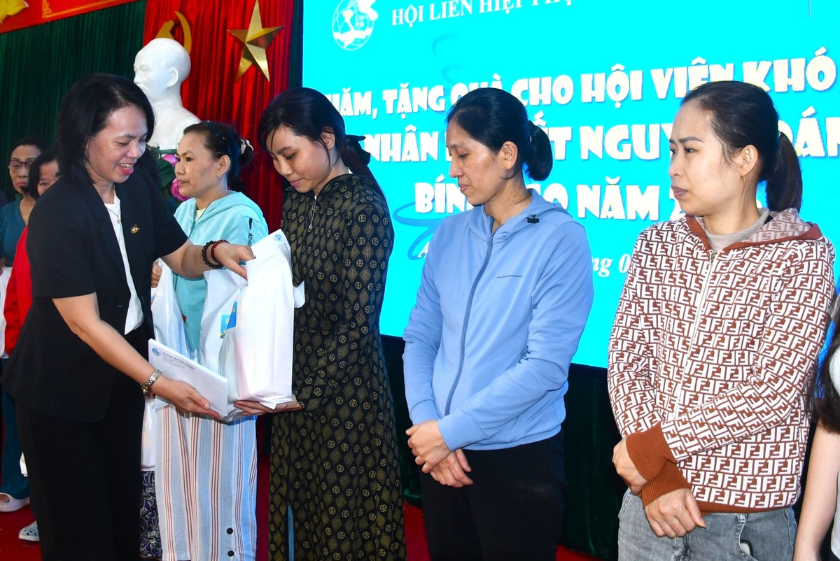 Hội Liên hiệp phụ nữ thành phố tặng quà cho phụ nữ khó khăn. Ảnh: ĐVCC