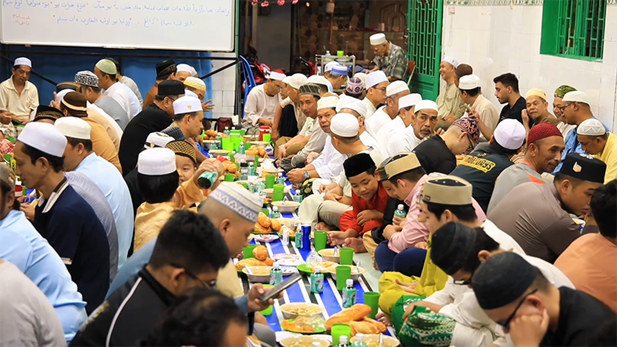 Lễ Ramadan ở TPHCM: Đàn ông vào bếp phục vụ bữa xả chay- Ảnh 2.