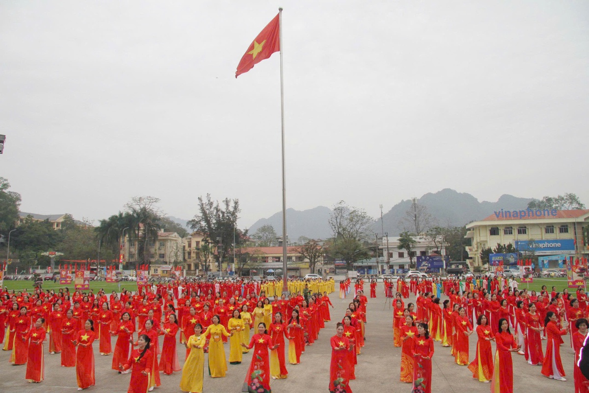 Tuyên Quang: Hơn 1.000 hội viên rạng rỡ trong Ngày hội Áo dài và Liên hoan dân vũ - Ảnh 2.