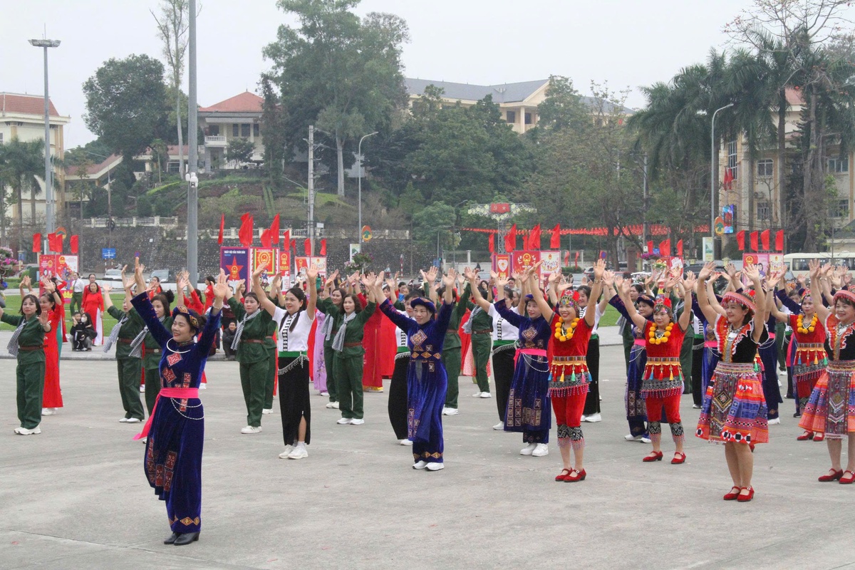 Tuyên Quang: Hơn 1.000 hội viên rạng rỡ trong Ngày hội Áo dài và Liên hoan dân vũ - Ảnh 3.