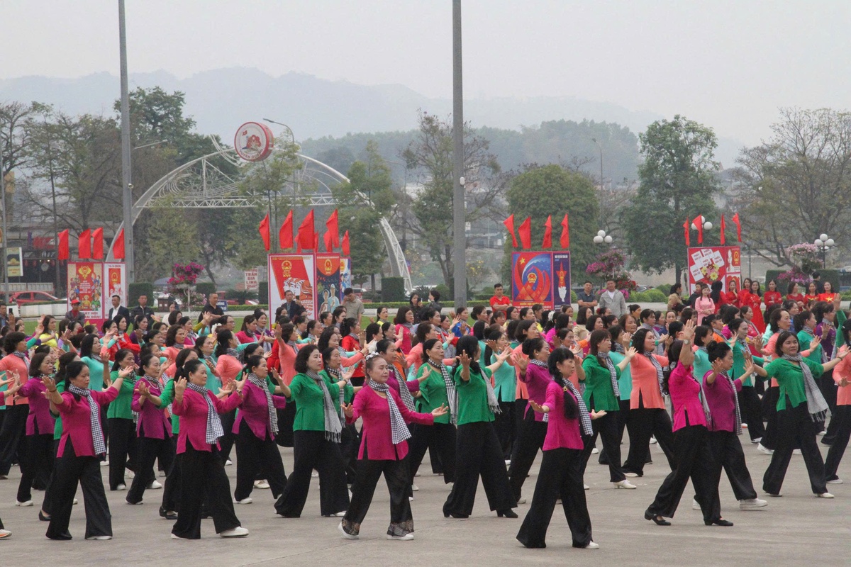 Tuyên Quang: Hơn 1.000 hội viên rạng rỡ trong Ngày hội Áo dài và Liên hoan dân vũ - Ảnh 4.