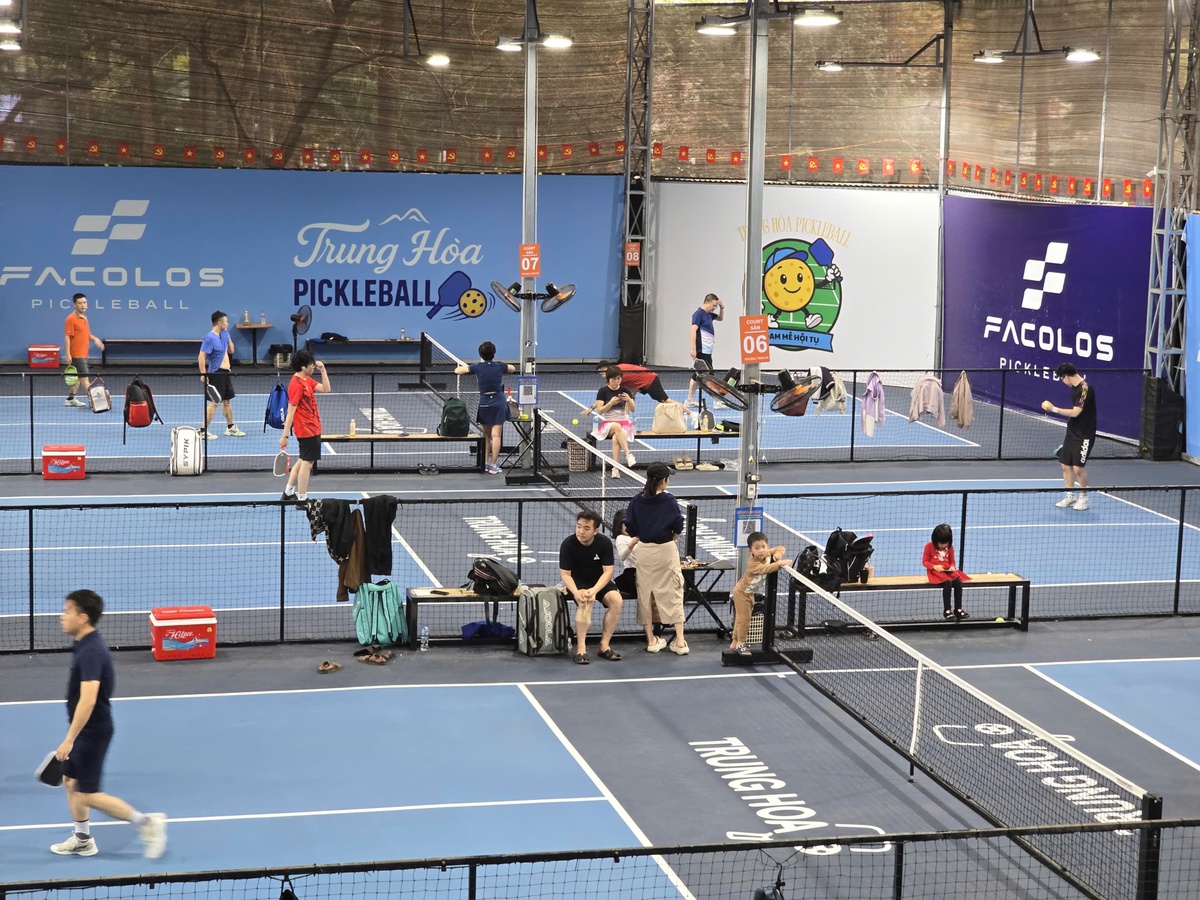 Bị yêu cầu tháo dỡ, sân pickleball và chợ tạm trên "đất vàng" ở Hà Nội vẫn hoạt động- Ảnh 4.