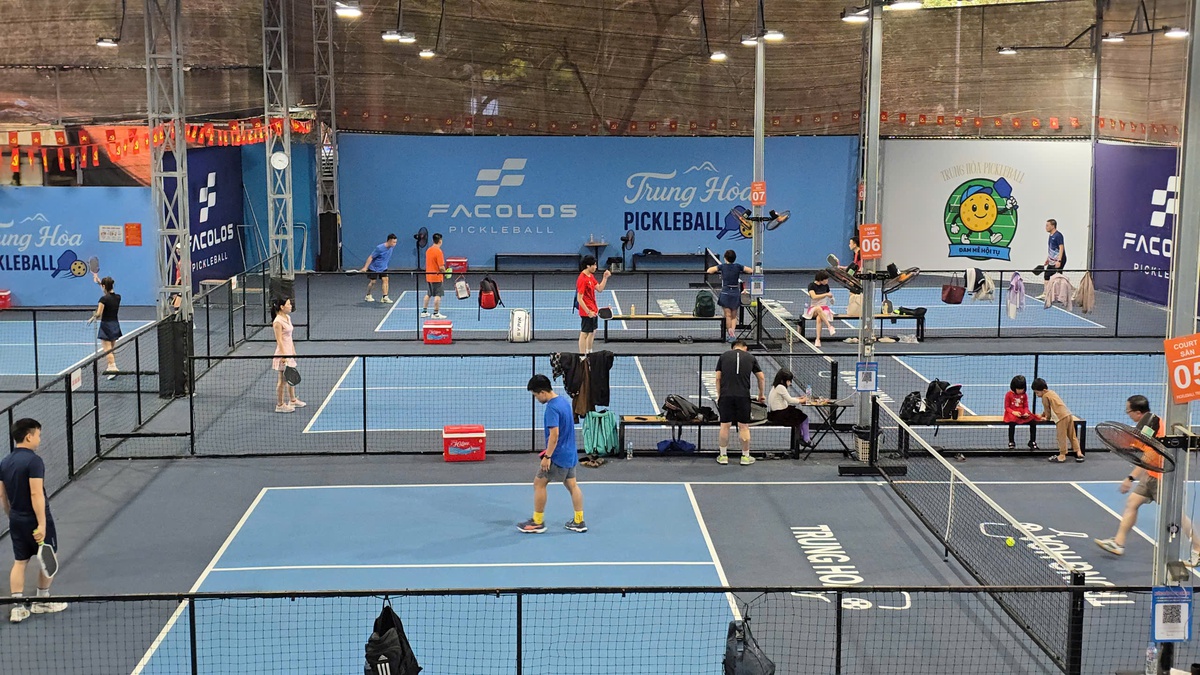 Bị yêu cầu tháo dỡ, sân pickleball và chợ tạm trên "đất vàng" ở Hà Nội vẫn hoạt động- Ảnh 3.