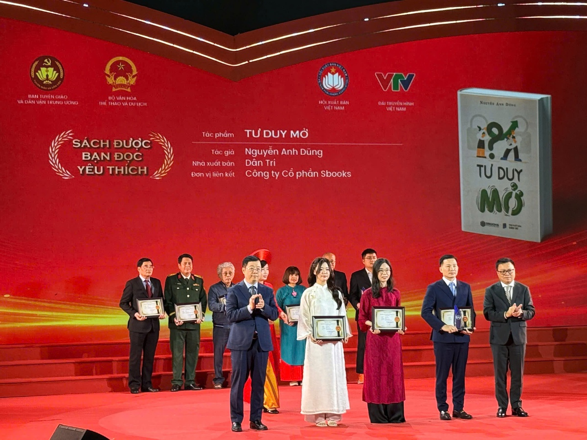 Tác giả Nguyễn Anh Dũng (thứ 2 từ phải sang) nhận giải “Sách được bạn đọc yêu thích nhất” tại Lễ trao Giải thưởng Sách Quốc gia lần thứ VIII