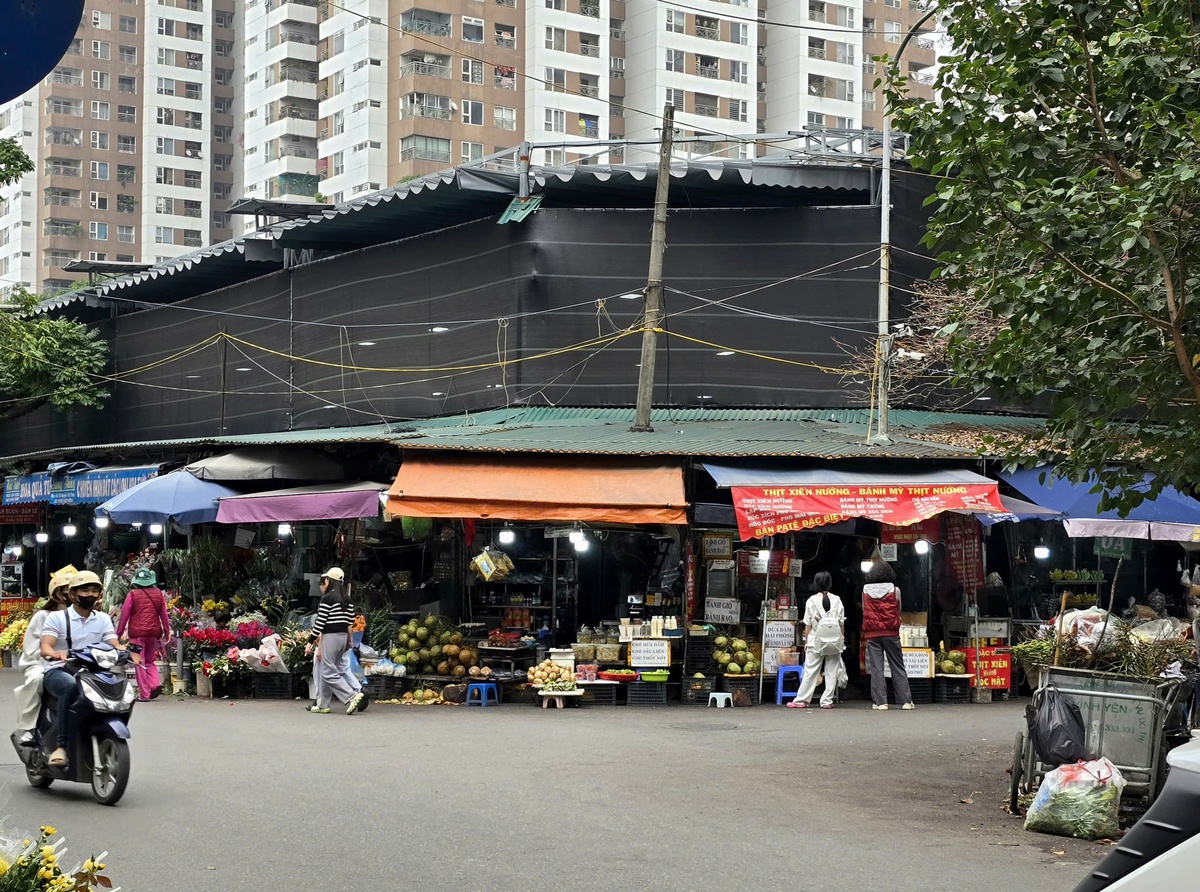 Bị yêu cầu tháo dỡ, sân pickleball và chợ tạm trên "đất vàng" ở Hà Nội vẫn hoạt động- Ảnh 6.