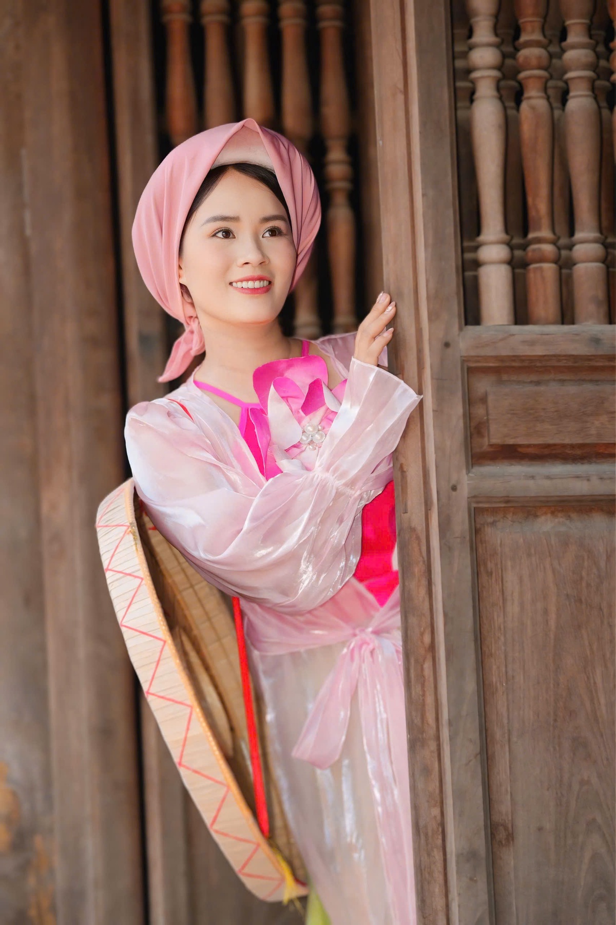 Không phải ca sĩ chuyên nghiệp, song Hoa hậu Phạm Thị Ngọc Thanh có niềm yêu thích đặc biệt với âm nhạc truyền thống. Với cô, MV "Gửi về Quan họ" không chỉ là một sản phẩm nghệ thuật, đó còn là cách thể hiện sự tri ân với tổ tiên và góp phần lan tỏa văn hóa truyền thống đến với người trẻ