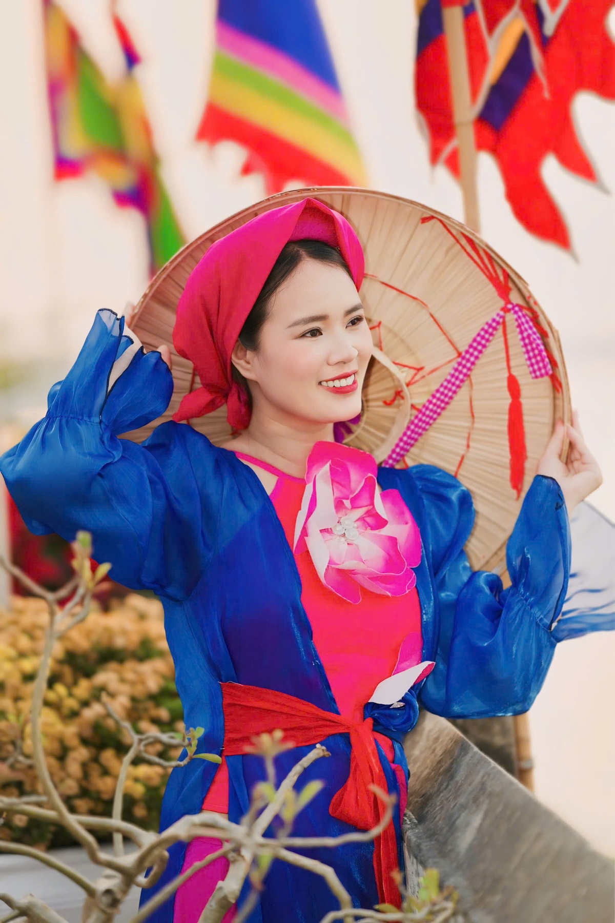 Theo chia sẻ từ ê-kíp, MV được ghi hình ngoài trời, tái hiện không gian làng quê Bắc Bộ với hình ảnh người phụ nữ trong áo tứ thân, nón quai thao - trang phục đặc trưng của văn hóa Quan họ. Ngọc Thanh xuất hiện với phong thái dịu dàng, nền nã, hướng đến việc truyền tải vẻ đẹp mộc mạc nhưng sâu lắng của làn điệu dân ca.