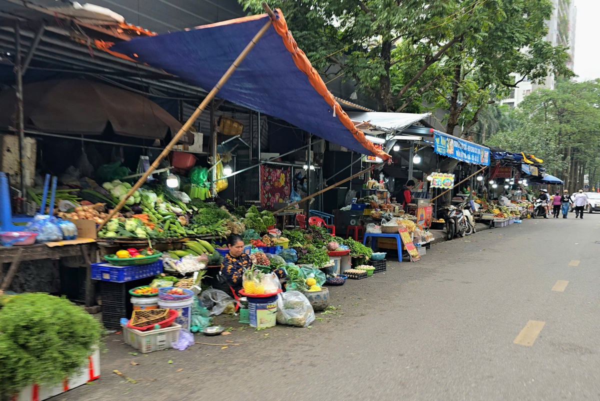 Bị yêu cầu tháo dỡ, sân pickleball và chợ tạm trên "đất vàng" ở Hà Nội vẫn hoạt động- Ảnh 7.