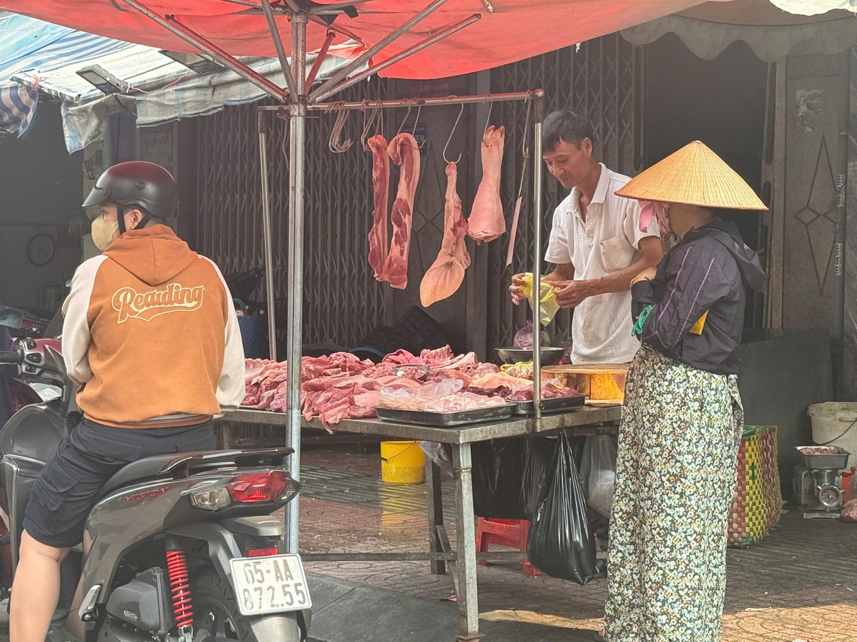 Một quầy bán thịt heo tại chợ Bà Chiểu. Ảnh: Hồ Lam