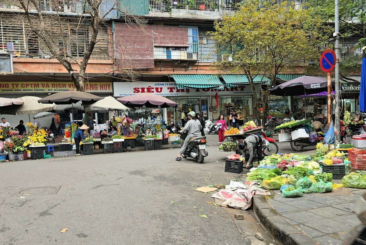 Bị yêu cầu tháo dỡ, sân pickleball và chợ tạm trên "đất vàng" ở Hà Nội vẫn hoạt động- Ảnh 9.