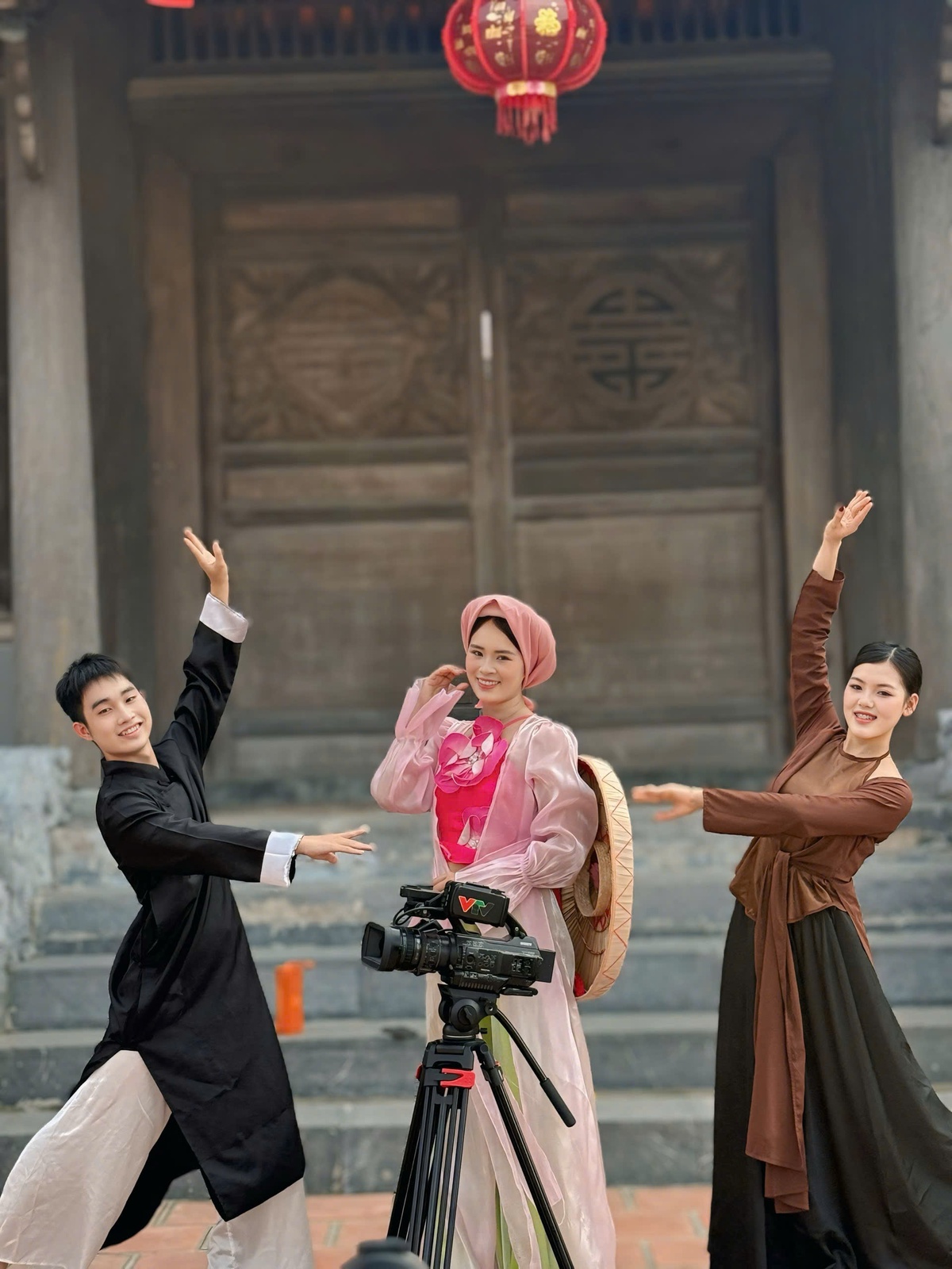 Hiện dự án đang trong giai đoạn hoàn thiện những cảnh quay cuối cùng. Trước đó, Hoa hậu Ngọc Thanh đã thực hiện dự án MV "Huế xưa" với những khung hình đậm chất truyền thống được quay tại tại cố đô