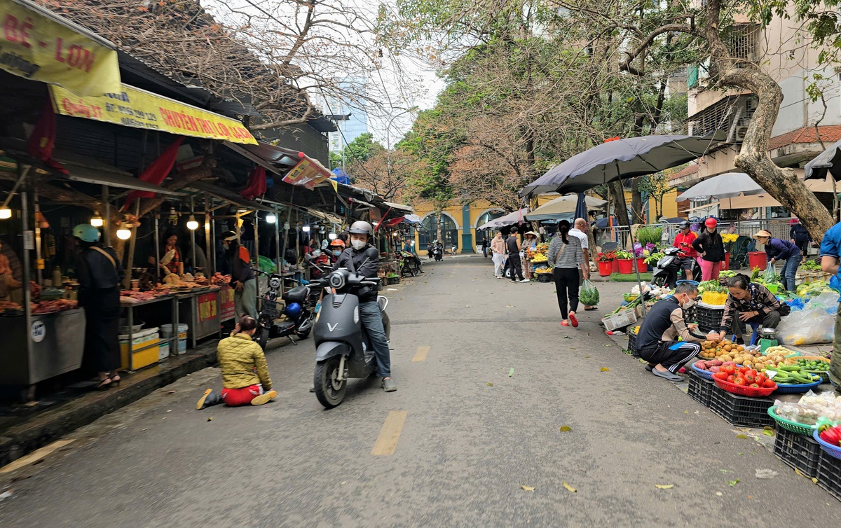 Bị yêu cầu tháo dỡ, sân pickleball và chợ tạm trên "đất vàng" ở Hà Nội vẫn hoạt động- Ảnh 10.