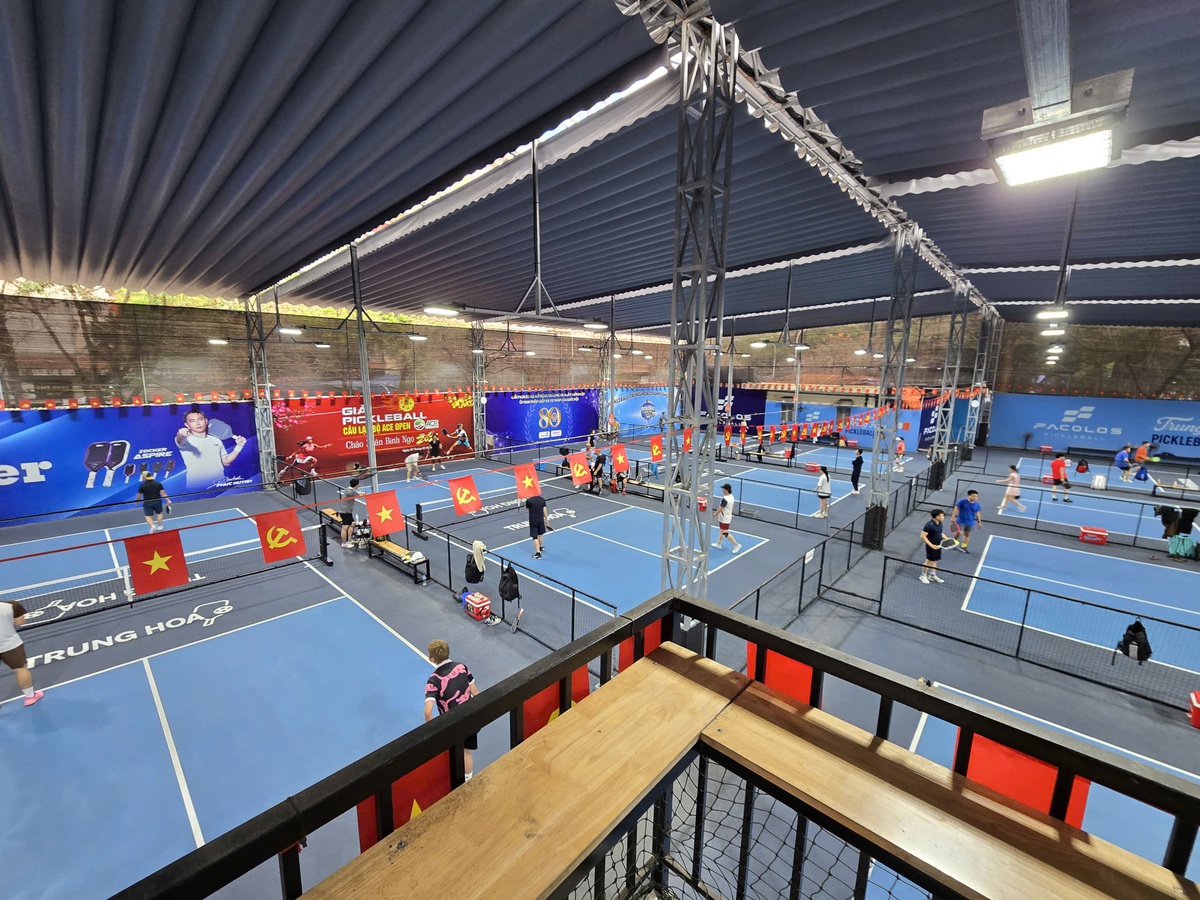 Bị yêu cầu tháo dỡ, sân pickleball và chợ tạm trên "đất vàng" ở Hà Nội vẫn hoạt động- Ảnh 2.