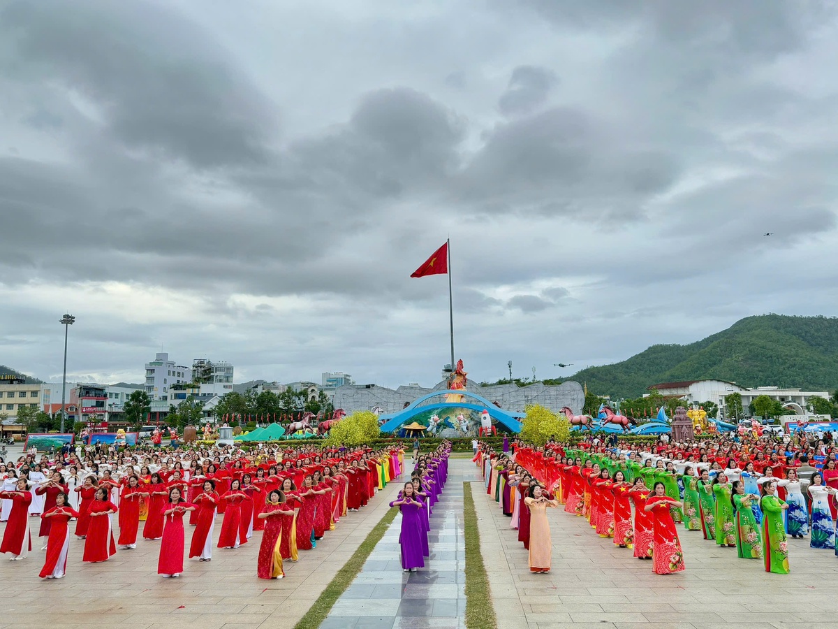 500 hội viên, phụ nữ Gia Lai đồng diễn, diễu hành áo dài để lan tỏa khát vọng phát triển- Ảnh 4.