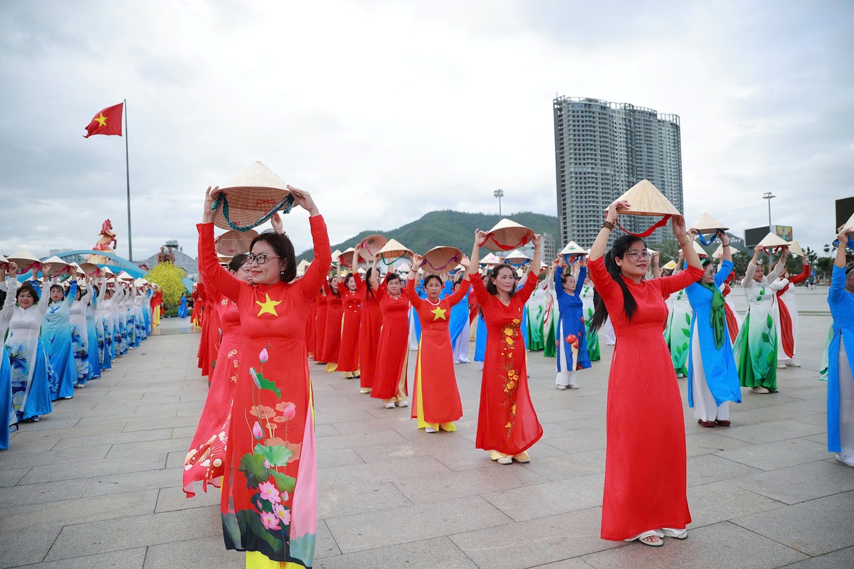 500 hội viên, phụ nữ Gia Lai đồng diễn, diễu hành áo dài để lan tỏa khát vọng phát triển- Ảnh 1.