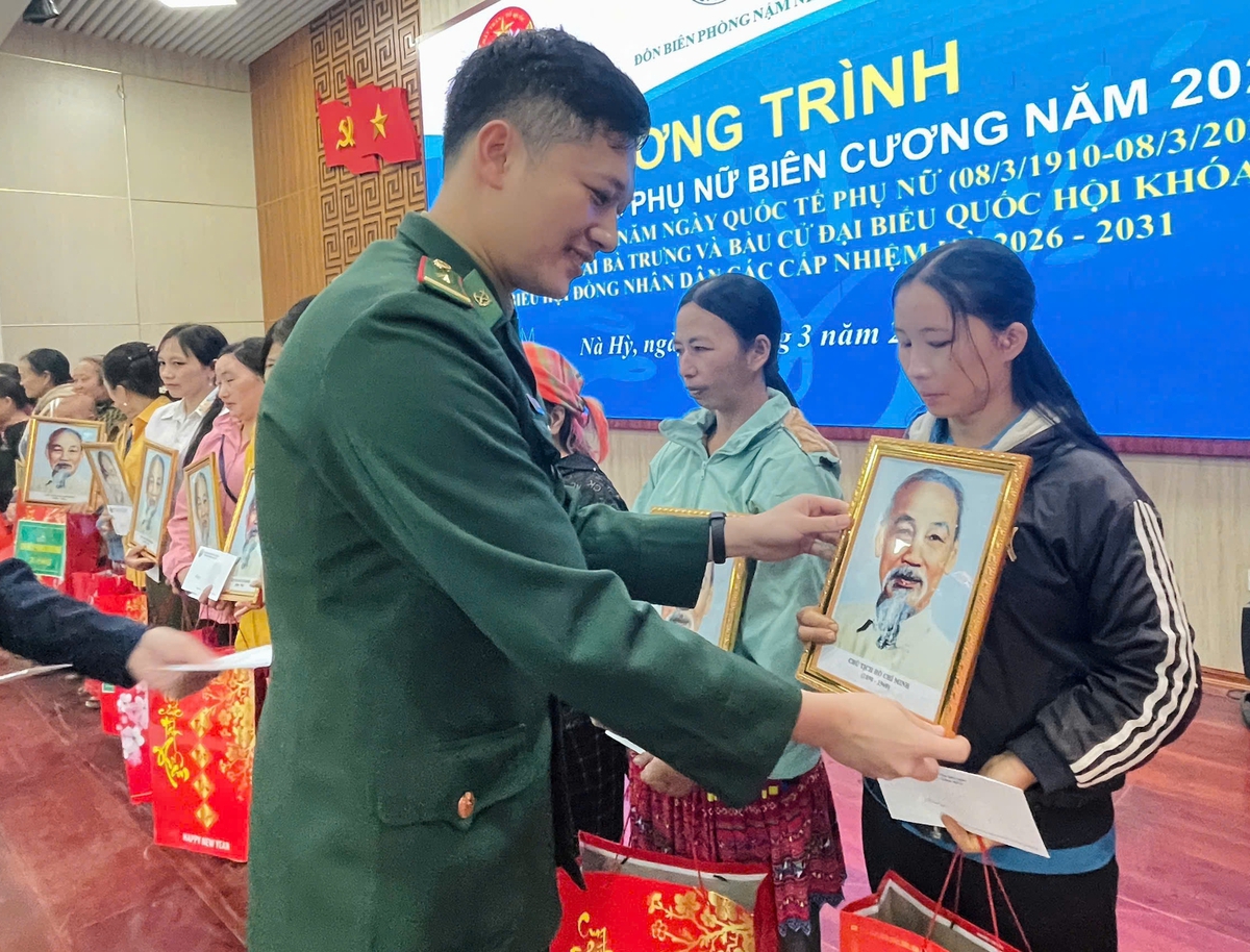 Điện Biên: Tặng quà phụ nữ khó khăn trong chương trình "Đồng hành cùng phụ nữ biên cương"- Ảnh 1.