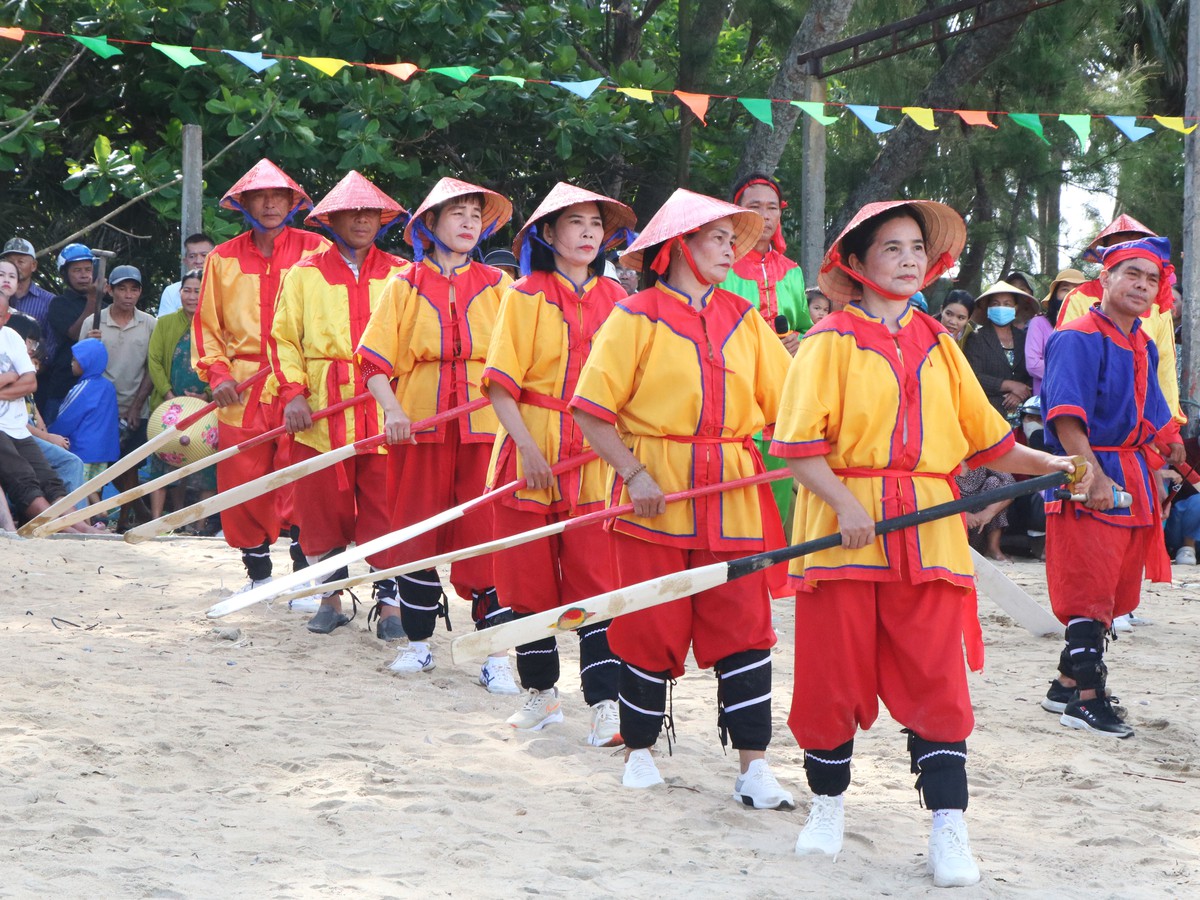Nhịp chèo bả trạo và ước vọng bình yên của phụ nữ xã đảo- Ảnh 3.