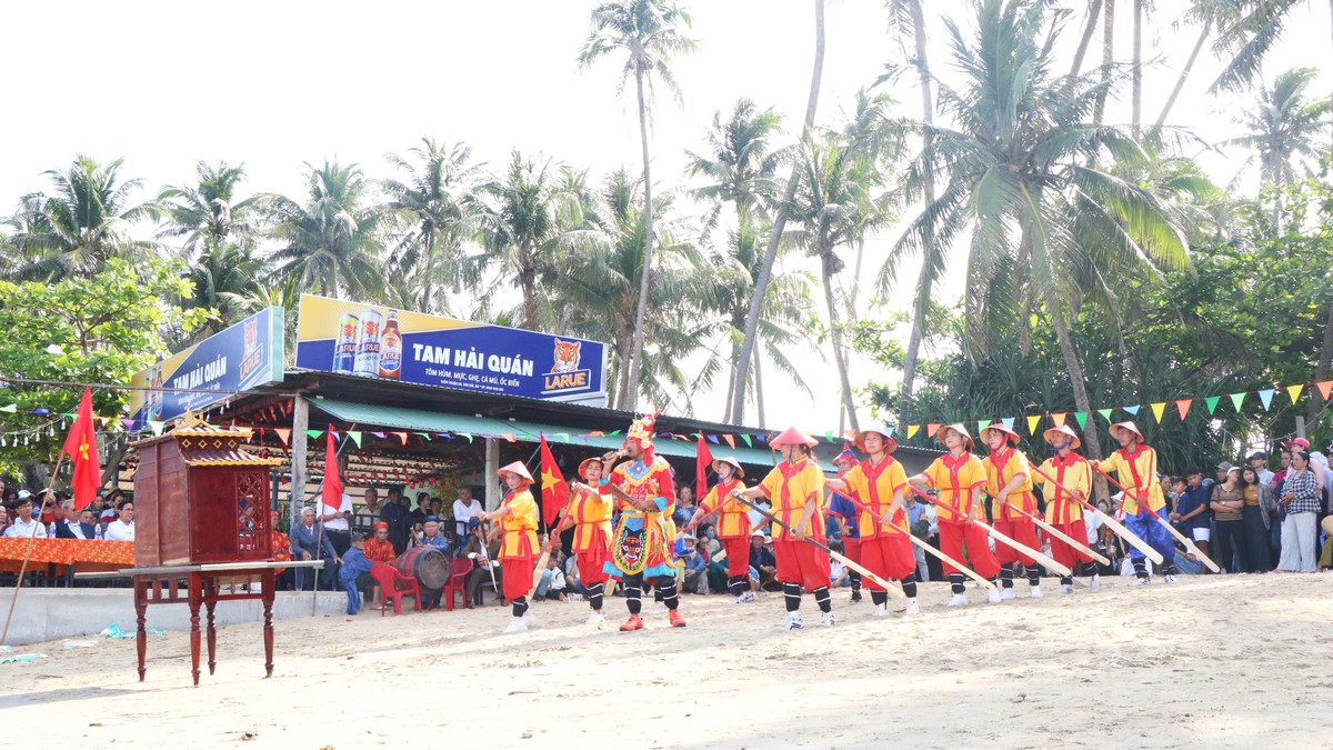 Nhịp chèo bả trạo và ước vọng bình yên của phụ nữ xã đảo- Ảnh 1.