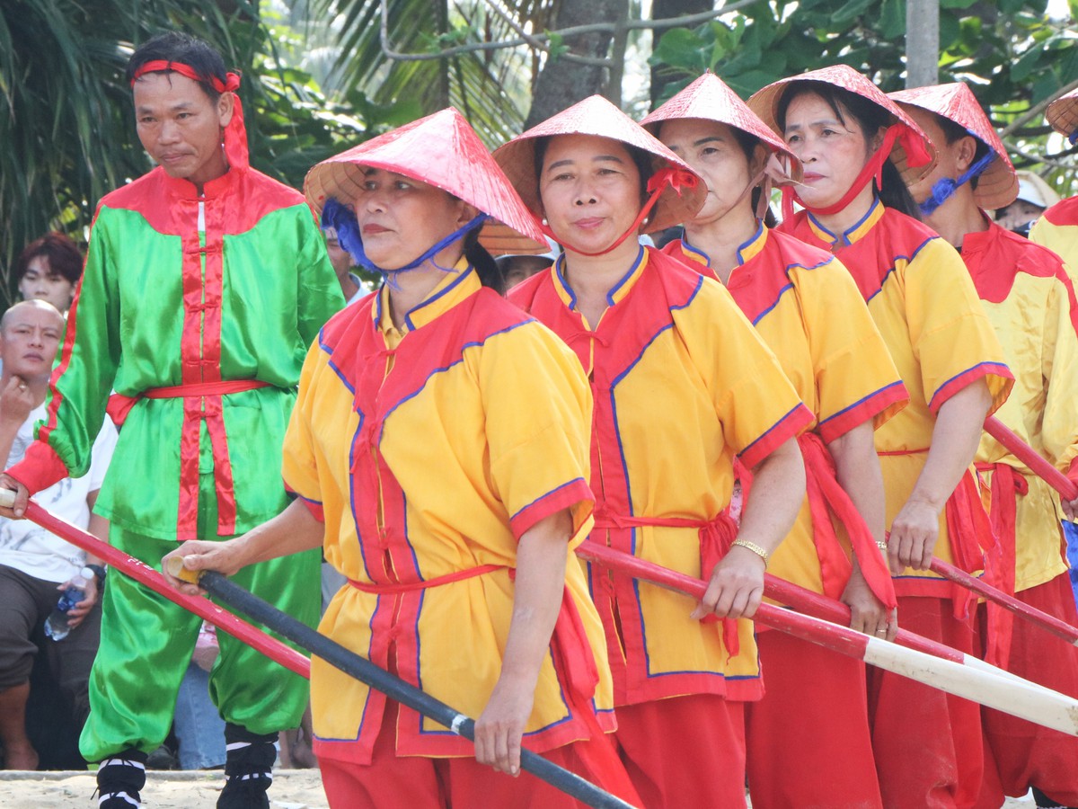 Nhịp chèo bả trạo và ước vọng bình yên của phụ nữ xã đảo- Ảnh 2.