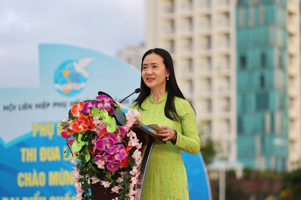 Khánh Hòa: 3.000 phụ nữ rạng rỡ trình diễn áo dài- Ảnh 1.