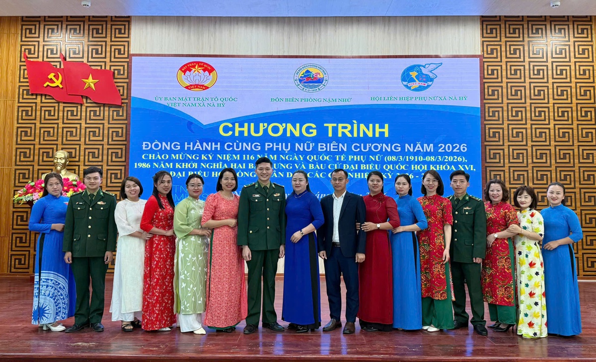 Điện Biên: Tặng quà phụ nữ khó khăn trong chương trình "Đồng hành cùng phụ nữ biên cương"- Ảnh 2.