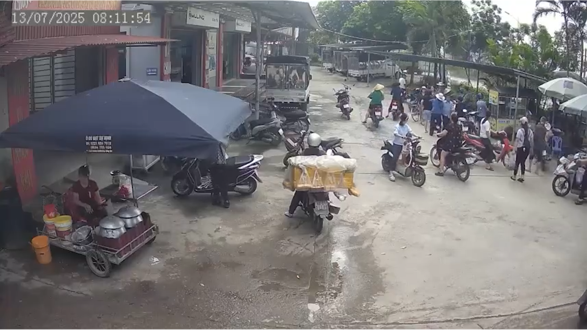 Người phụ nữ mang bầu 5 tháng bị đánh giữa chợ, còn bị xử phạt hành chính- Ảnh 1. Người phụ nữ mang bầu 5 tháng bị đánh giữa chợ, còn bị xử phạt hành chính- Ảnh 1.