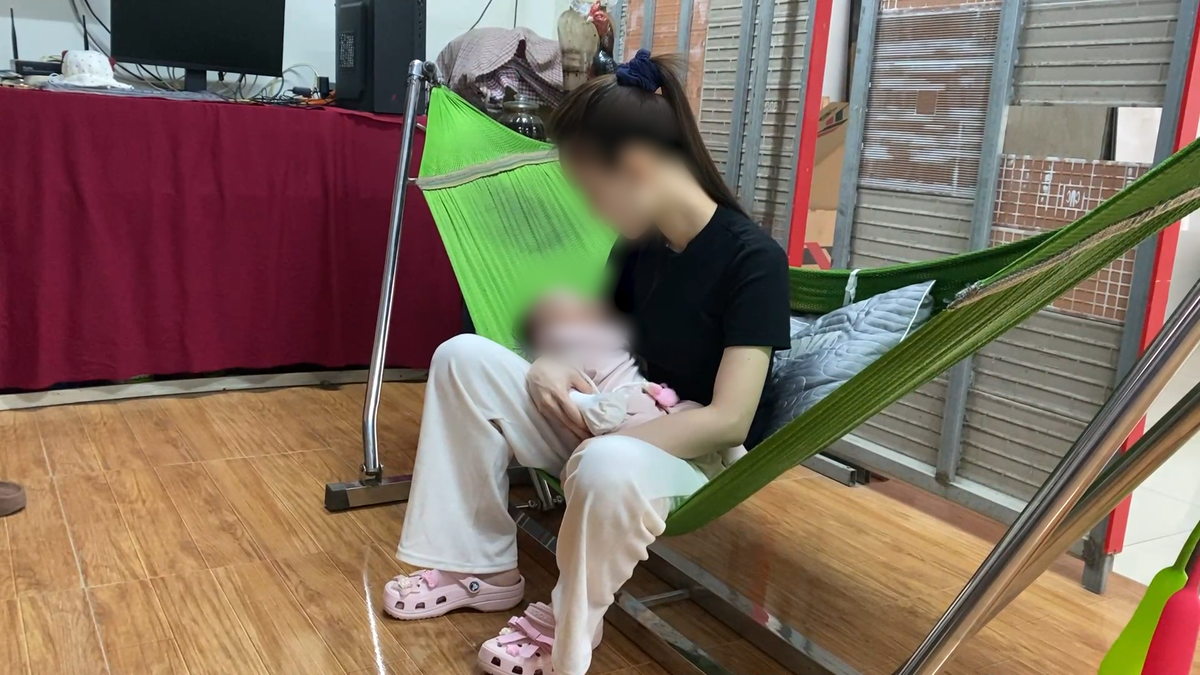 Người phụ nữ mang bầu 5 tháng bị đánh giữa chợ, còn bị xử phạt hành chính- Ảnh 6. Người phụ nữ mang bầu 5 tháng bị đánh giữa chợ, còn bị xử phạt hành chính- Ảnh 6.