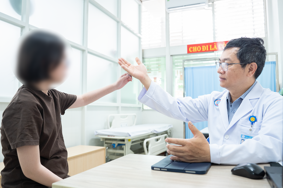 Nữ bệnh nhân trẻ bị liệt tay, méo mặt trái được hồi phục ngoạn mục- Ảnh 2.