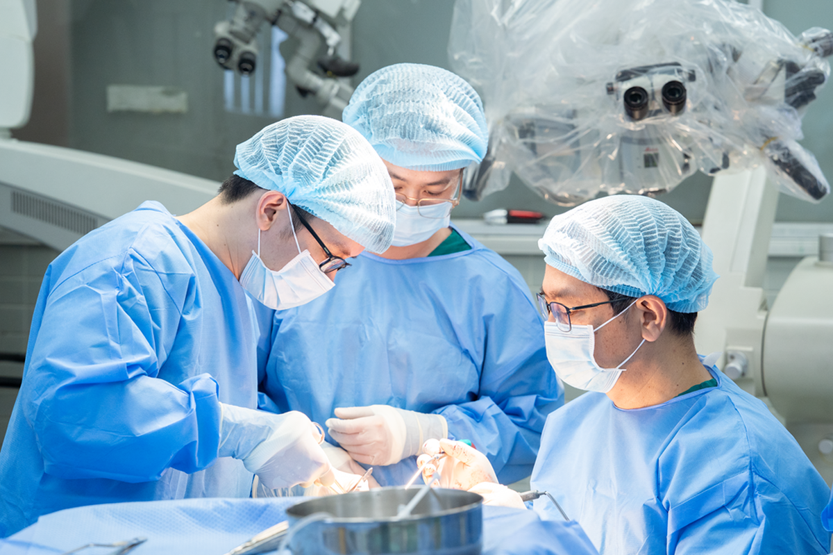 Nữ bệnh nhân trẻ bị liệt tay, méo mặt trái được hồi phục ngoạn mục- Ảnh 1.