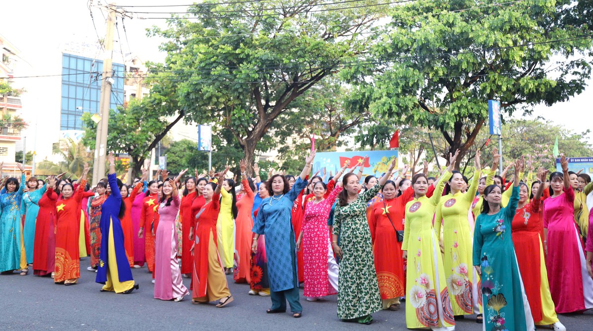 TPHCM: Hơn 1.200 phụ nữ diễu hành áo dài, đồng diễn dân vũ kỷ niệm Ngày 8/3- Ảnh 1.