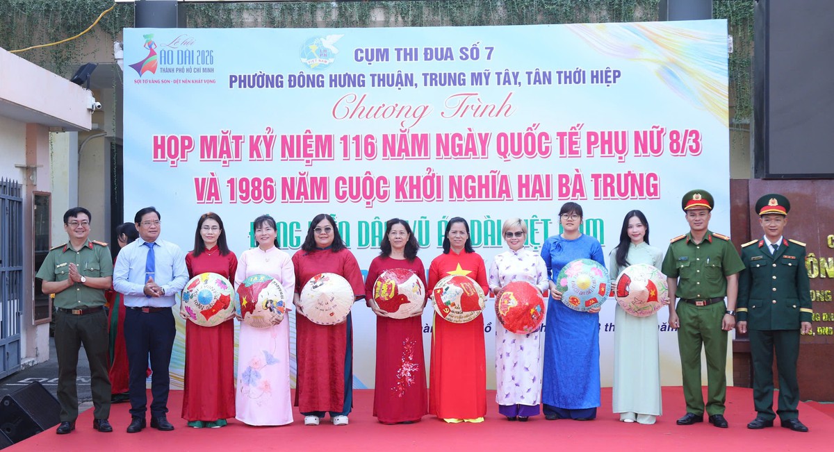 TPHCM: Hơn 1.200 phụ nữ diễu hành áo dài, đồng diễn dân vũ kỷ niệm Ngày 8/3- Ảnh 2.