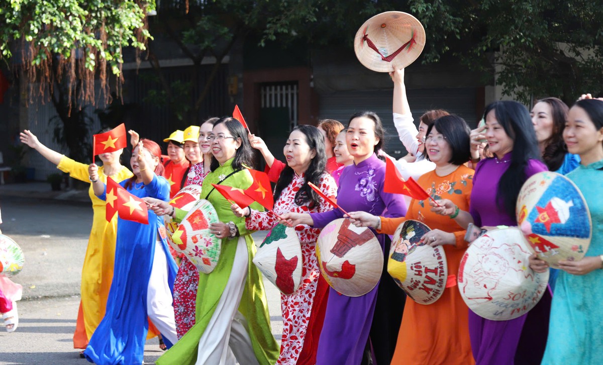 TPHCM: Hơn 1.200 phụ nữ diễu hành áo dài, đồng diễn dân vũ kỷ niệm Ngày 8/3- Ảnh 3.