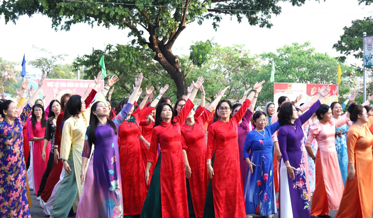 TPHCM: Hơn 1.200 phụ nữ diễu hành áo dài, đồng diễn dân vũ kỷ niệm Ngày 8/3- Ảnh 5.