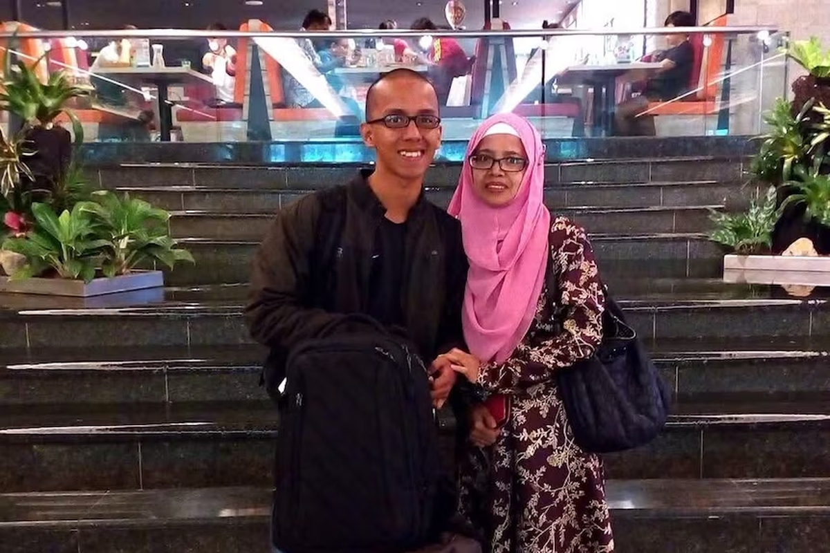 Yoga đã có một thời gian ngắn đoàn tụ với mẹ khi anh theo học 1 học kỳ trao đổi tại Singapore (Nguồn: Yoga Prasetyo )