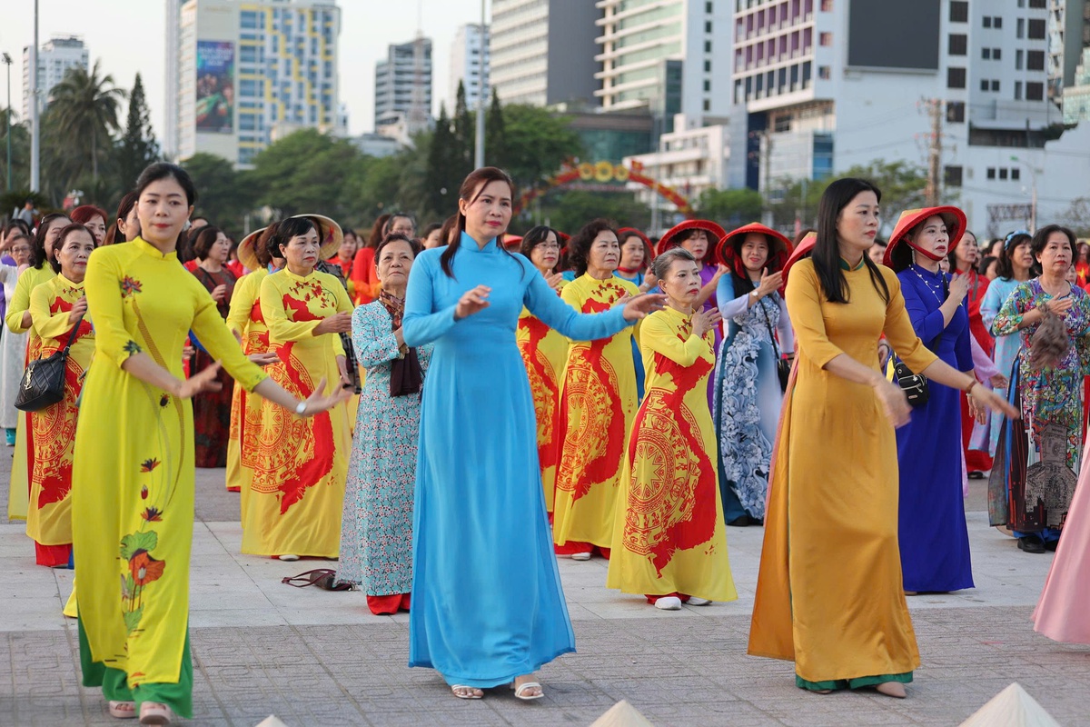 Khánh Hòa: 3.000 phụ nữ rạng rỡ trình diễn áo dài- Ảnh 3.